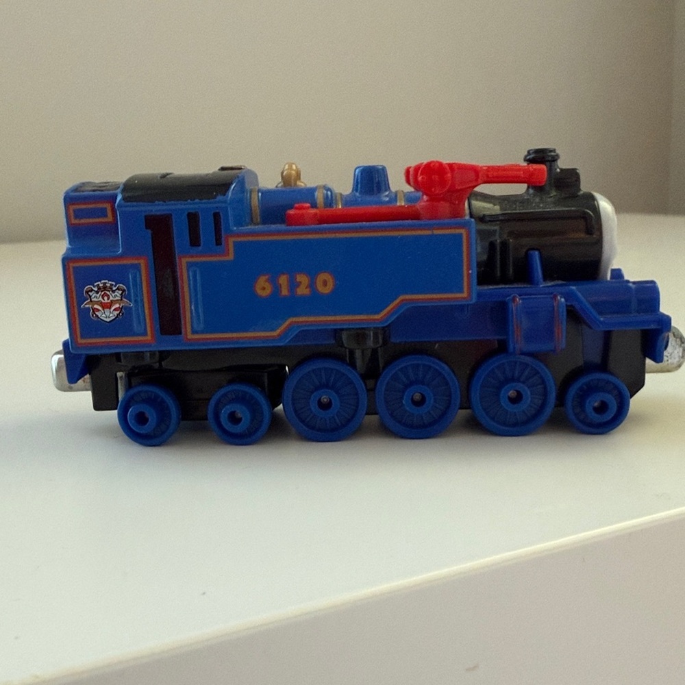 Thomas the Train Toys "Belle" Blue Train with signature red water cannon - Picture 7 of 8